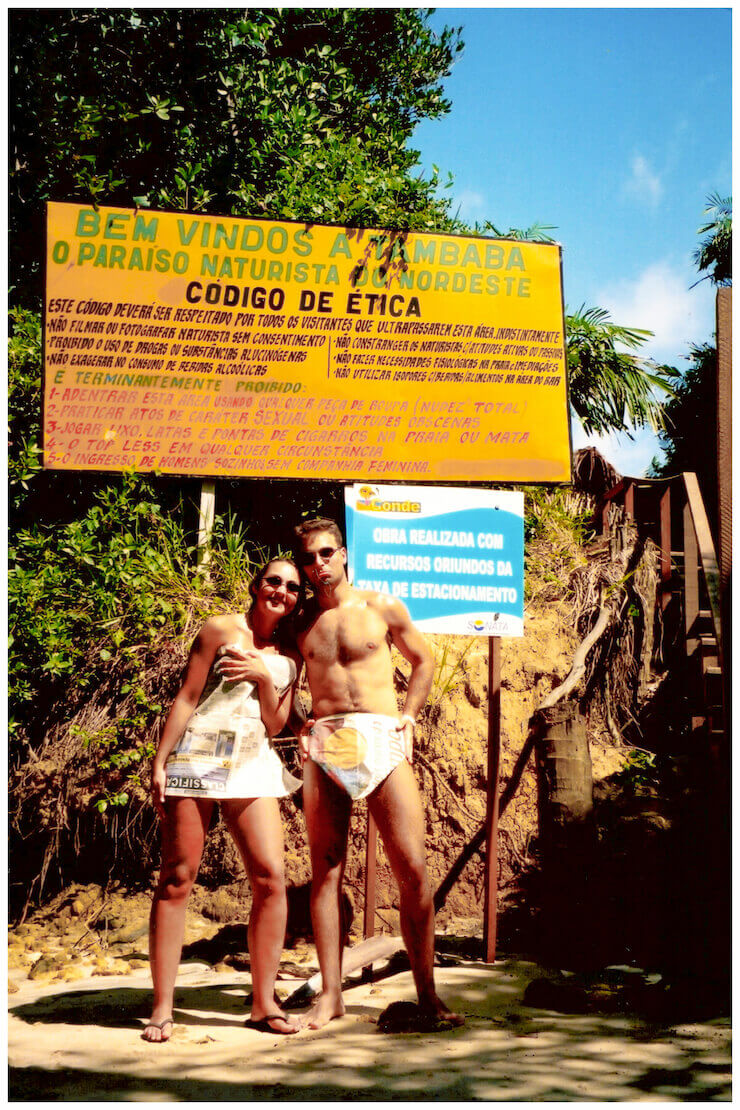 Mulher nua na praia de tambaba